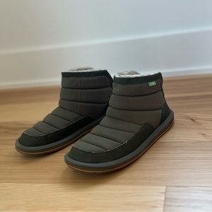 Sanuk puffer ankle boots, like new condition